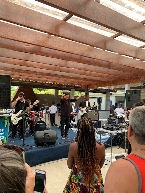 Show com Banda ao Vivo no Palco Coberto