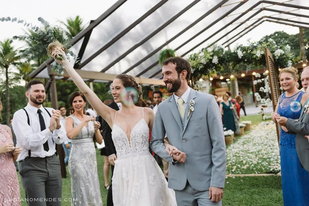 Cerimônia de Casamento ao Ar Livre e Comemoração dos Noivos