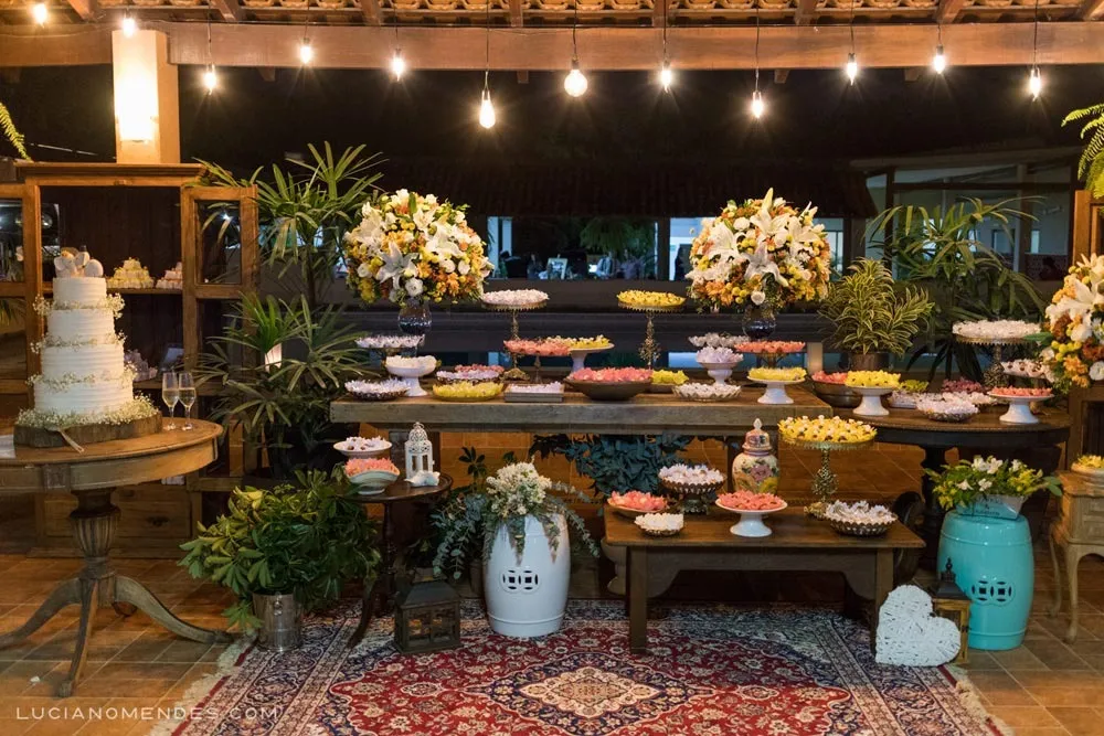 Mesa de Bolo e Doces Iluminada para Casamento