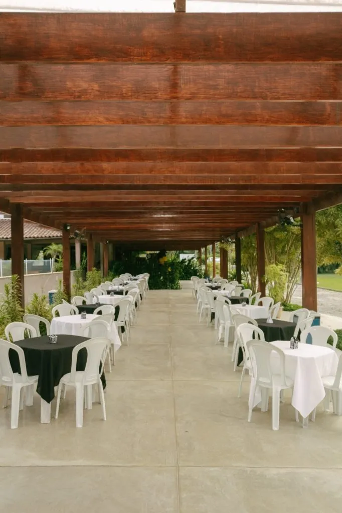 Mesas Decoradas sob a Pergola de Madeira