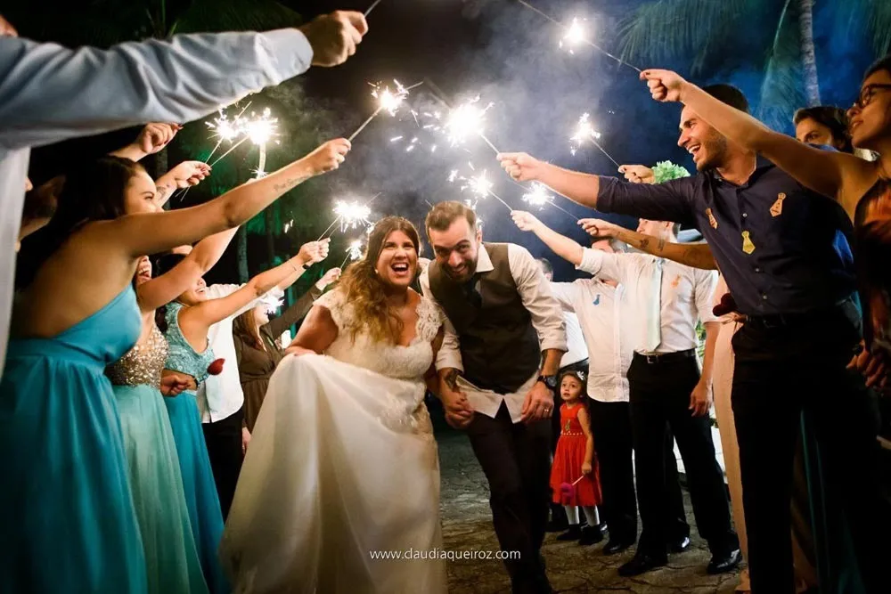 Saída dos Noivos com Sparklers à Noite