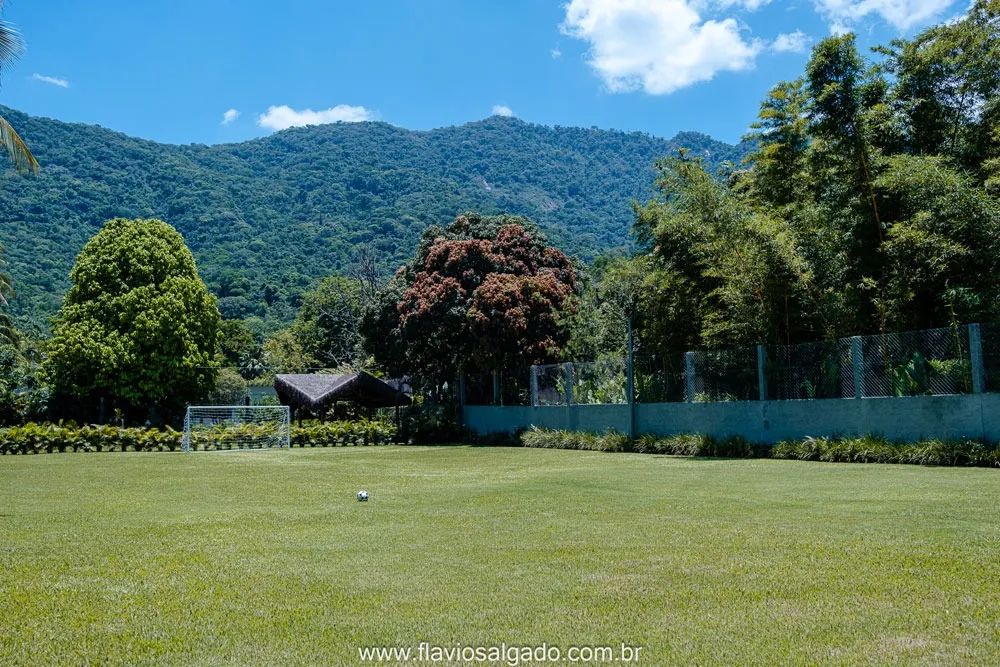 Campo de Futebol e Área Verde Integrada às Montanhas